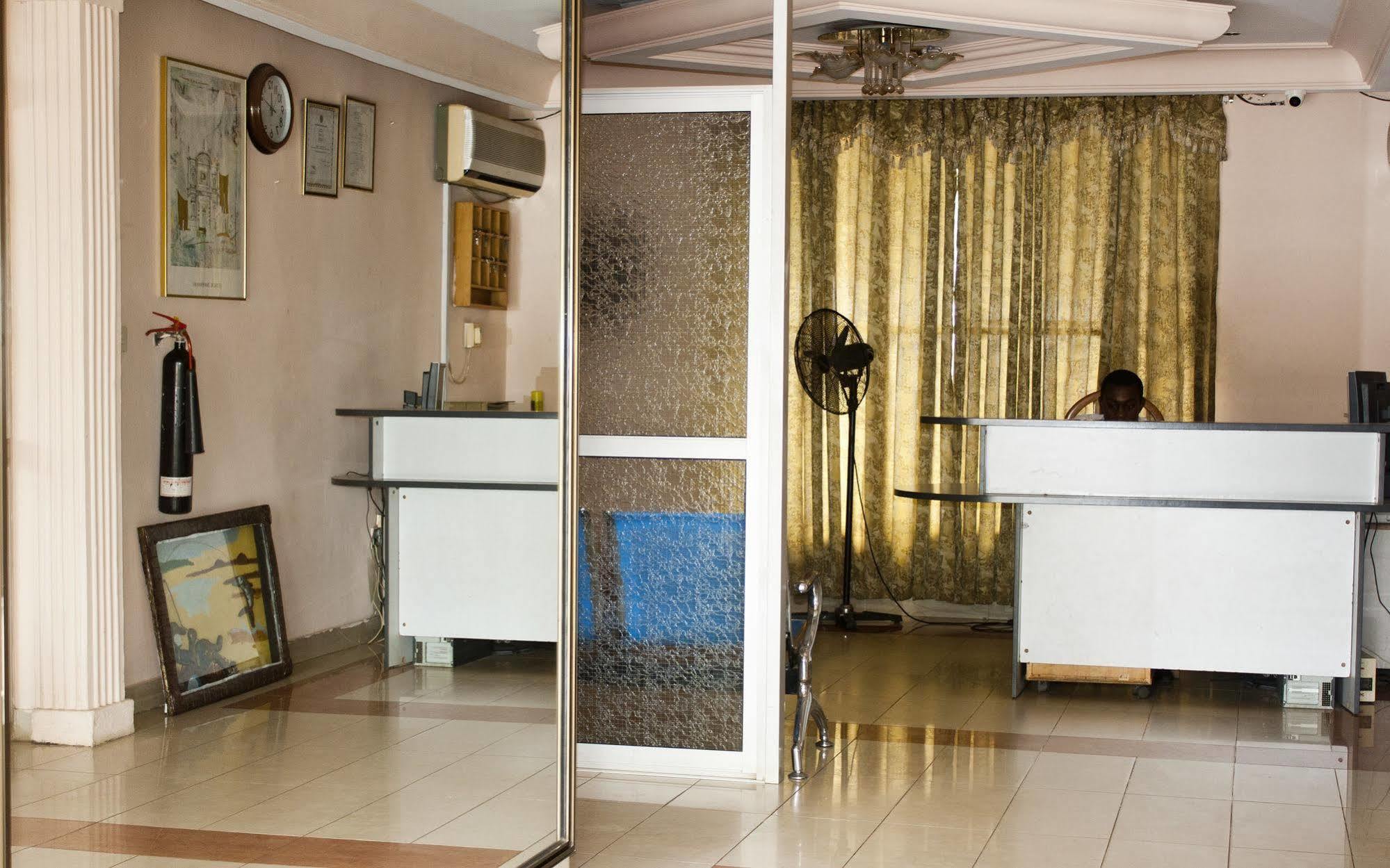 East Legon Guest Lodge Madina Eksteriør billede