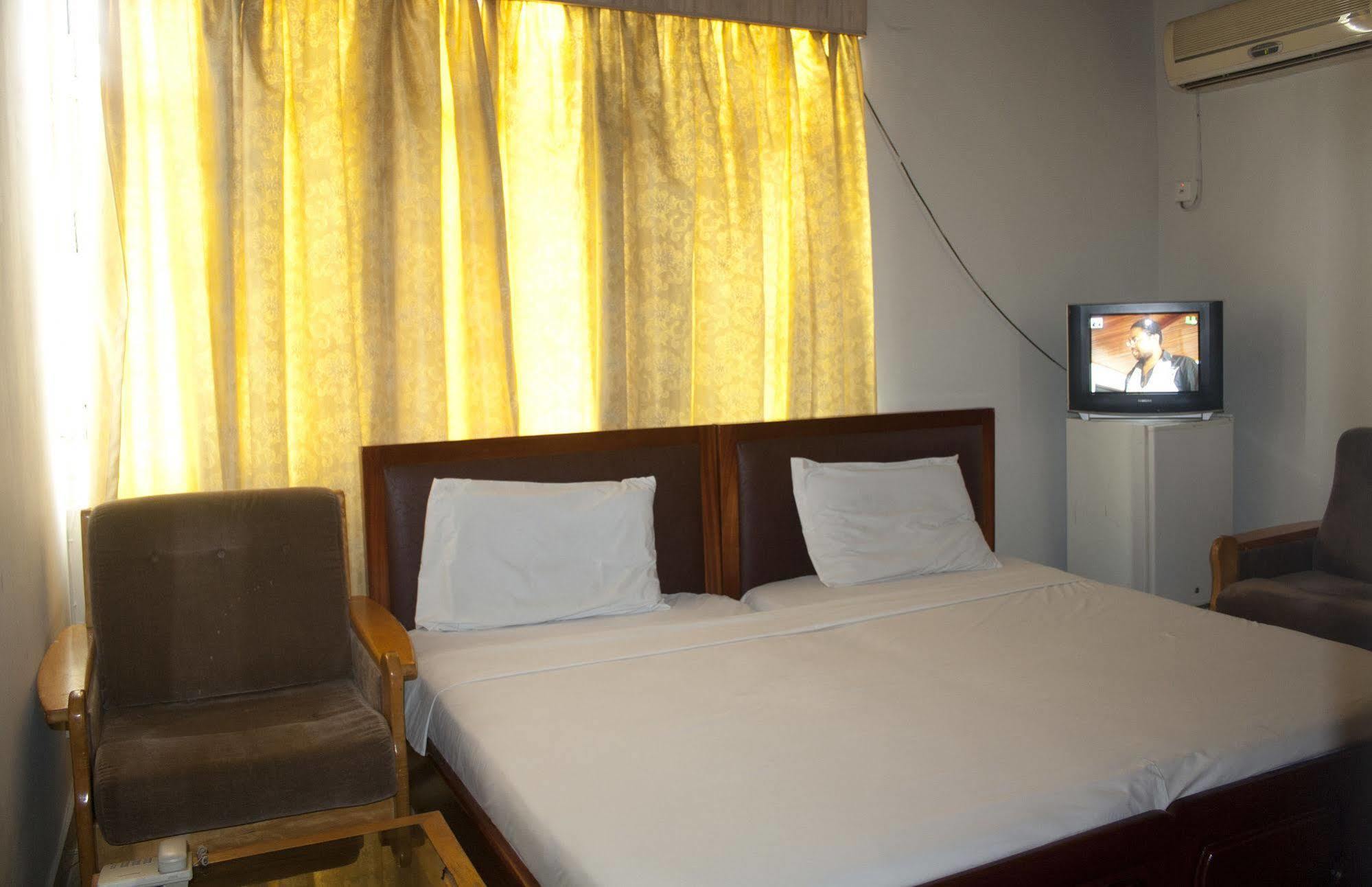 East Legon Guest Lodge Madina Eksteriør billede
