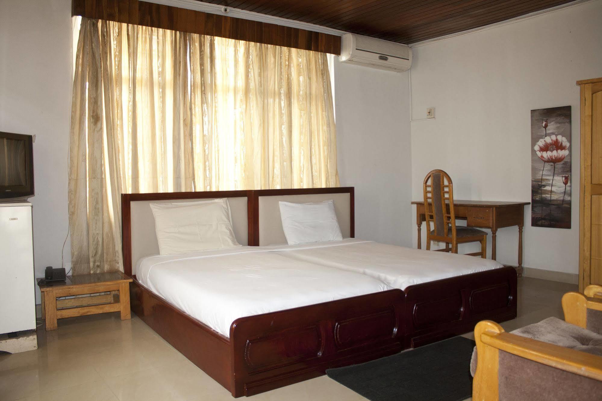 East Legon Guest Lodge Madina Eksteriør billede