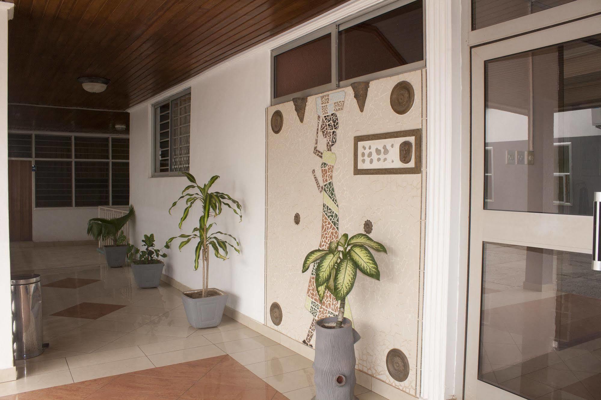 East Legon Guest Lodge Madina Eksteriør billede